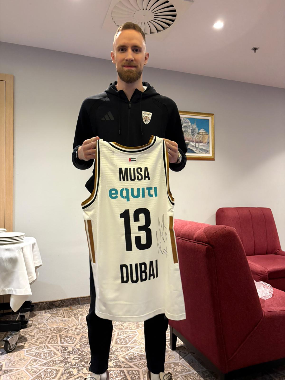 Potpisani dres Džanana Muse