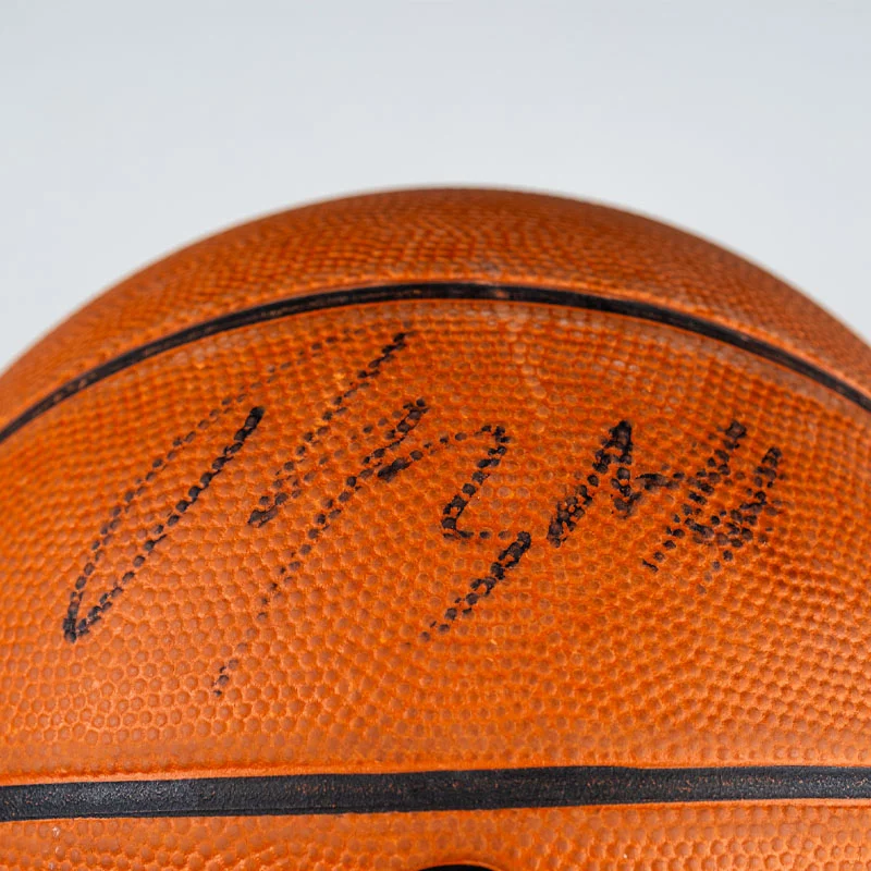 Košarkaška lopta s potpisom Mirze Teletovića