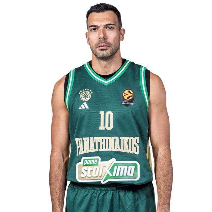 Dres od Kostasa Sloukasa